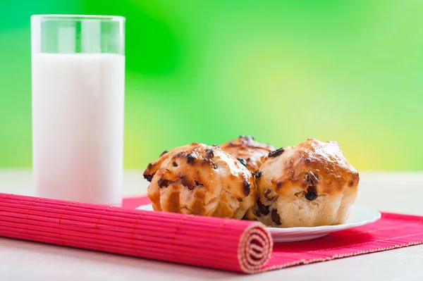 Cupcakes Decorados Con Chocolate Con Pasas Plato Blanco Vaso Fondo —  Fotos de Stock