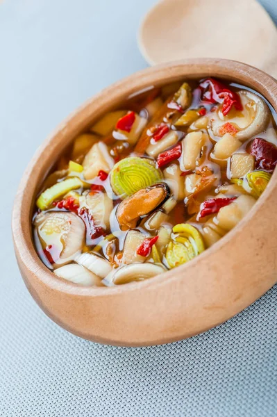 Zuppa Tradizionale Tailandese Tom Yam Con Frutti Mare Ciotola Legno — Foto Stock