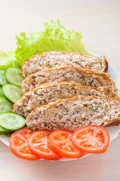 Köttfärslimpa Serverad Med Tomater Och Gurkor — Stockfoto