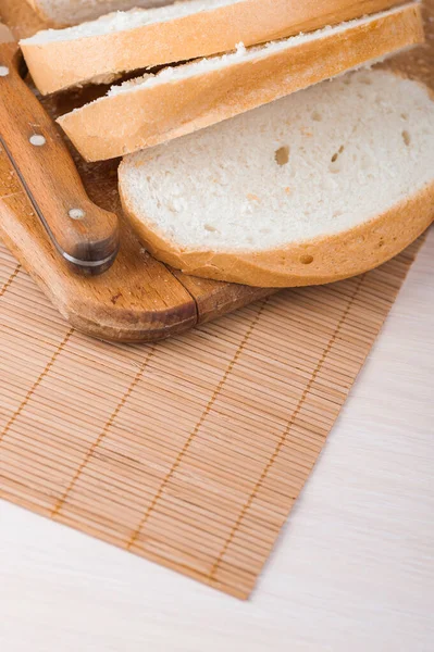 Pan Trigo Blanco Una Tabla Cortar Madera Cuchillo Con Mango —  Fotos de Stock