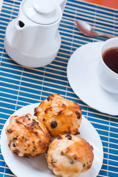 Malé Muffiny Talíři Džbánek Mléka Šálek Čaje Modrém Bambusovém Ubrusu — Stock fotografie