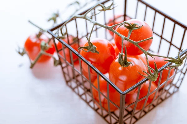 토마토가 바구니 배경에 떨어져 — 스톡 사진