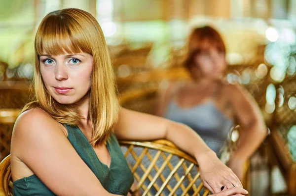 Twee Jonge Vrolijke Vrouw Achtergrond Van Een Grote Kamer Met — Stockfoto