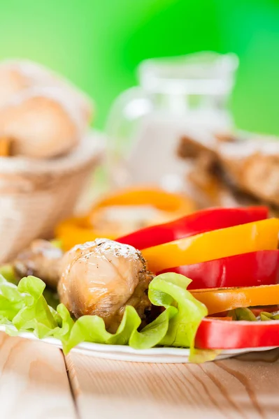 Gehaktbrood Geserveerd Met Tomaten Komkommers — Stockfoto