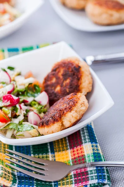 Overvloed Aan Voedsel Houten Keukentafel Servet Vork Met Een Kom — Stockfoto