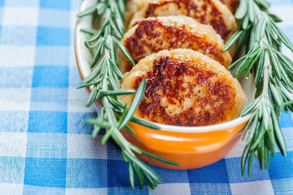 Lekkere Vleeskoteletten Met Rozemarijn Sinaasappelschaal Blauw Geruite Tafelkleed — Stockfoto