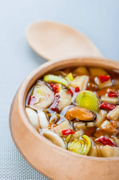 Sopa Tradicional Tailandesa Tom Yam Con Mariscos Cuenco Madera Mesa — Foto de Stock