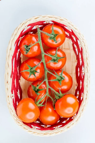 Cesta Con Tomates Maduros Aislados Sobre Fondo Blanco —  Fotos de Stock