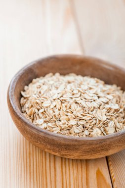 Kuru yulaf ezmesi masadaki ahşap kasede tatlı gevrek olmaz..