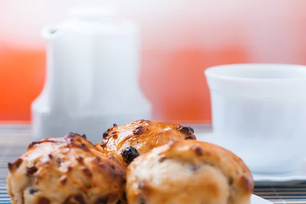 Kleine Muffins Auf Teller Kanne Milch Und Tasse Tee Auf — Stockfoto