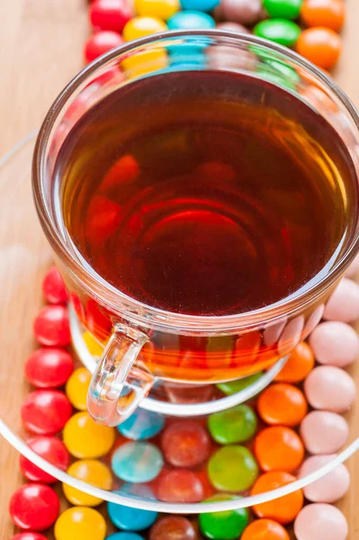 Mnohobarevné Cukroví Kulatý Skleněný Transparentní Podšálek Šálkem Čaj Káva Pozadí — Stock fotografie