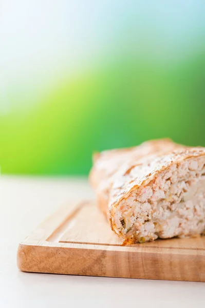 Fleischrolle Mit Würze Liegt Auf Einem Holzschneidebrett Auf Einem Küchentisch — Stockfoto