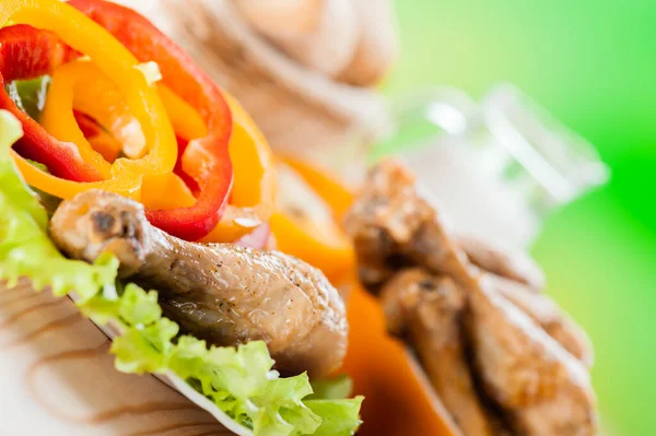 Lunch Green Background Dish Fried Chicken Drumsticks Delicious Lettuce Leaves — Stock Photo, Image