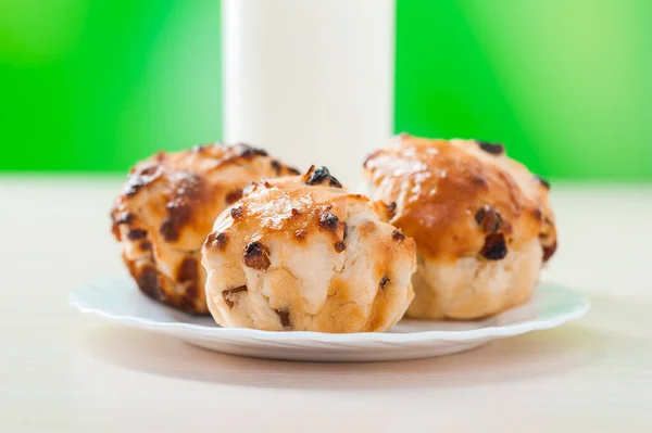 Trois Cupcakes Décorés Chocolat Avec Des Raisins Secs Dans Une — Photo