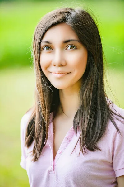 Retrato Una Hermosa Mujer Asiática Sonriendo Cámara Contexto Verde Parque — Foto de Stock