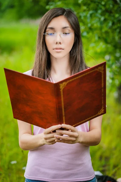 Jonge Rustige Mooie Aziatische Vrouw Een Roze Blouse Bril Kijkt — Stockfoto