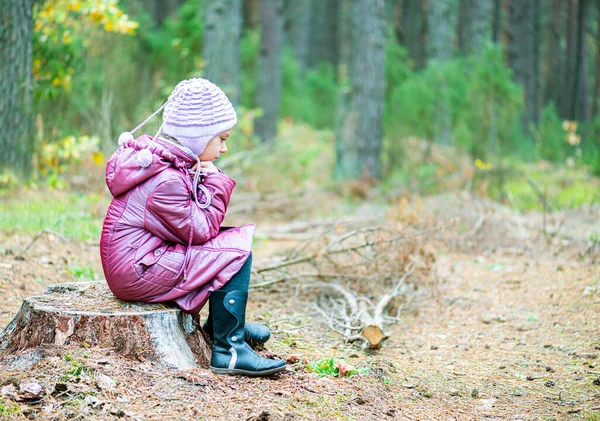 Holčička Sedí Starém Pařezu Lese Smutná — Stock fotografie