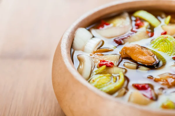 Sopa Tradicional Tailandesa Tom Yam Con Mariscos Cuenco Madera Mesa —  Fotos de Stock