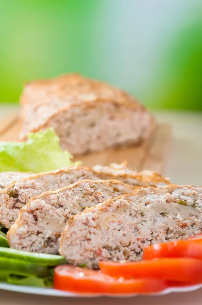 Slices Savory Meatloaf Vegetables Cucumbers Tomatoes Lettuce Close — Stock Photo, Image