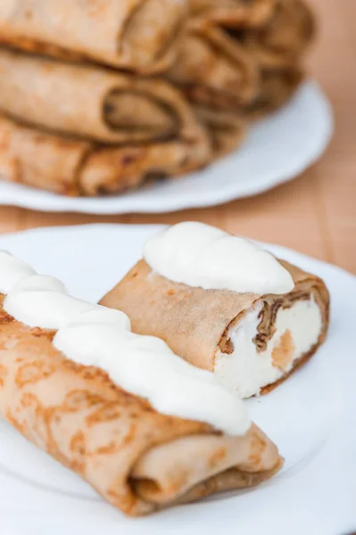 Pannenkoeken Met Kaas Vulling Een Witte Plaat Een Bamboe Tafelkleed — Stockfoto