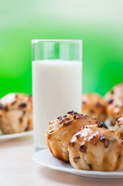 Cupcakes Decorados Con Chocolate Con Pasas Plato Blanco Vaso Fondo — Foto de Stock