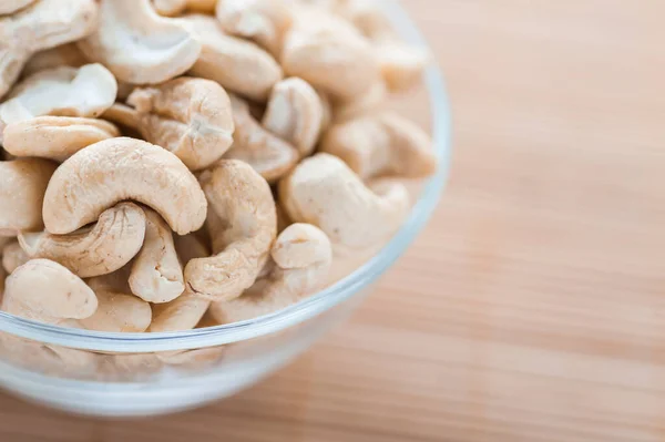 Glasschale Mit Geschälten Cashewnüssen Auf Einem Bambus Tischtuch — Stockfoto