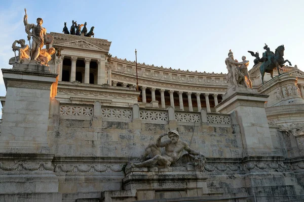 アルタレ デッラ パトリア Altare Della Patria イタリアのローマにある統一イタリア王ヴィクトル エマニュエルに敬意を表して建てられた記念碑である ヴェネツィア広場とキャピトリン ヒルの間にある — ストック写真