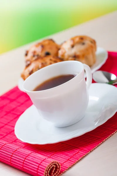 Cup Tea Stands Plate Red Rug Next Cupcakes Raisins — Stock Photo, Image