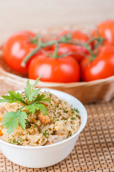 Pilaf Carne Orez Garnitură Pătrunjel Cârpă Masă Bambus Roșii Roșii — Fotografie, imagine de stoc