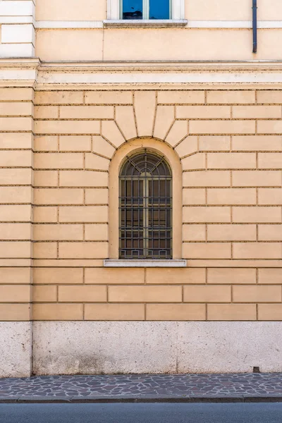 レンガ 窓や金属格子を持つ古い建物の壁 — ストック写真