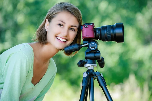 Junge Charmante Ruhige Frau Grüner Bluse Fotografiert Mit Roter Kamera — Stockfoto