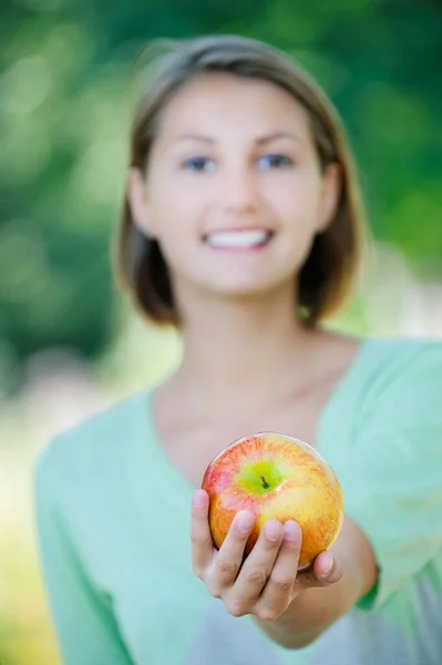 Joven Linda Mujer Sonriente Blusa Verde Extiende Gran Manzana Roja — Foto de Stock