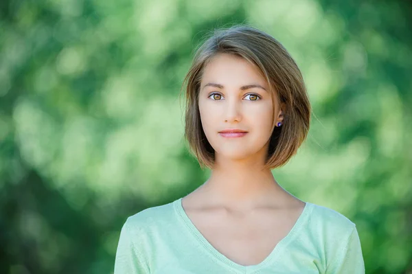 Joven Mujer Sonriente Encantadora Una Blusa Verde Con Pelo Corto — Foto de Stock