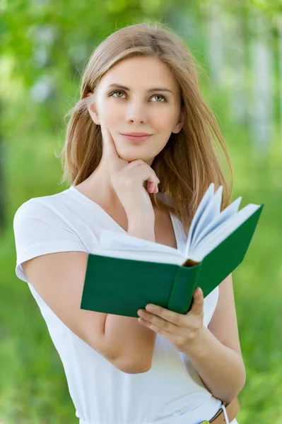 Jovem Mulher Sorridente Bonito Uma Blusa Branca Livro Verde Contra — Fotografia de Stock