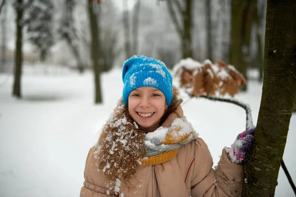 冬の都市公園で雪の襟を持つ小さな美しい幸せな女の子 — ストック写真