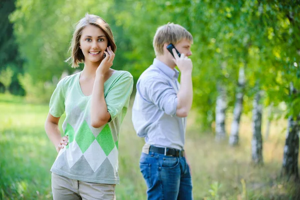 Young Lovely Smiling Woman Talking Mobile Phone Background Young Man — Stock Photo, Image