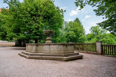 Nachod Kalesi 'ndeki çeşme. Doğu Bohemya 'nın aynı adı taşıyan Nachod kasabasındaki Nachod Şatosu eski sınır şatosundan geliyor. Çek Cumhuriyeti 'nin ulusal kültür abidesi olarak korunuyor..