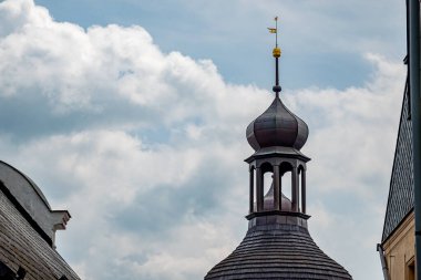NACHOD, CZECH Cumhuriyet - 10 Haziran 2019: Çek Cumhuriyeti 'nin Hradec Kralove bölgesinden Saint Lawrence Kilisesi (Nachod).