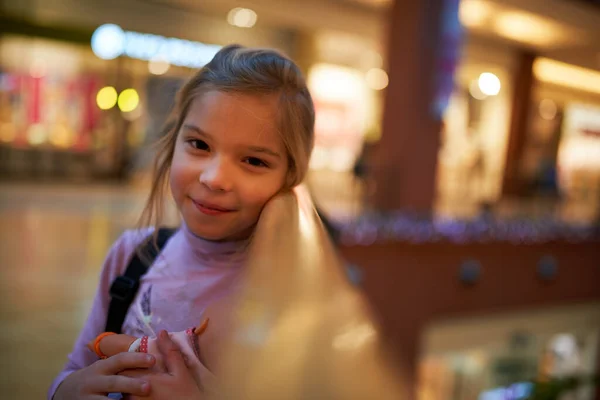 Turuncu Tulumlu Kuyruklu Küçük Kız Yeni Yıl Süslemeleri Olan Büyük Telifsiz Stok Imajlar