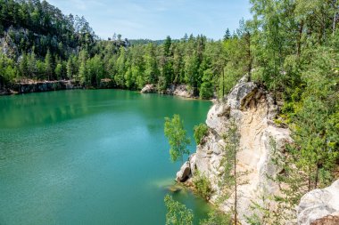 Adrıspanak Göleti. Adrspach-Teplice Kayaları, Çek Cumhuriyeti 'nin kuzeydoğusundaki Bohemya' da sıradışı bir kumtaşı oluşumlarıdır. Adrspach ve Teplice nad Metuji olmak üzere iki belediyeden sonra isimlendirilmişlerdir..