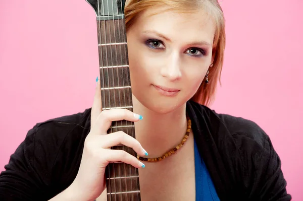 Красивая Молодая Женщина Гитарой Розовом Фоне — стоковое фото