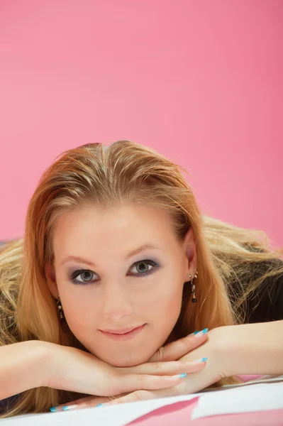 Portret Van Een Mooie Jonge Vrouw Liggend Een Roze Achtergrond — Stockfoto
