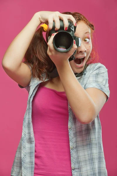 Vacker Ung Flicka Med Kamera Röd Bakgrund — Stockfoto