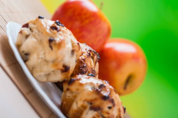 Cupcakes Met Rozijnen Liggen Een Bord Een Snijplank Naast Rode — Stockfoto