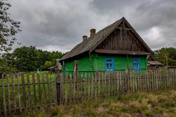 Oude Blokhut Ingegroeid Gras Een Bewolkte Hemel Schuifdak Het Huis — Stockfoto