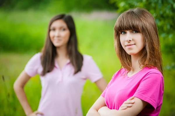 Dwie Uśmiechnięte Piękne Młode Kobiety Stoją Tle Zielonego Letniego Parku — Zdjęcie stockowe