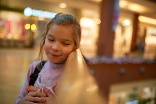 Little Girl Pigtail Orange Jumpsuit Costs Railing Large Shopping Center — Stock Photo, Image