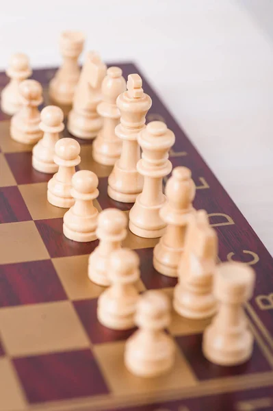 Chess Board Med Vita Och Svarta Pjäser — Stockfoto