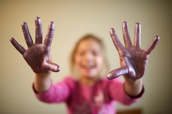 美しい十代の少女は絵を描いている間に彼女の手のひらを紫色の塗料で汚れてしまった 面白い状況だ 陽気な事故だ — ストック写真