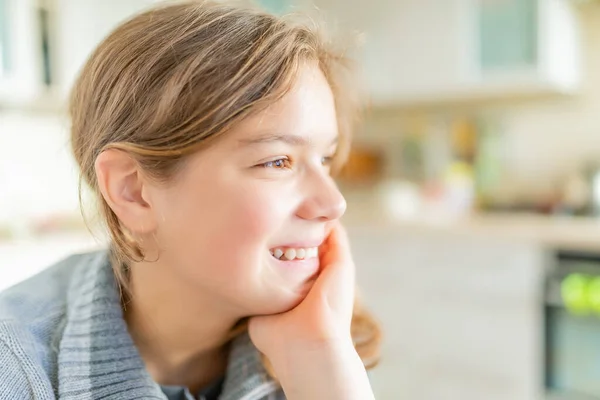 Eine Schöne Lachende Teenagerin Grauen Pullover Sitzt Tisch Der Küche — Stockfoto